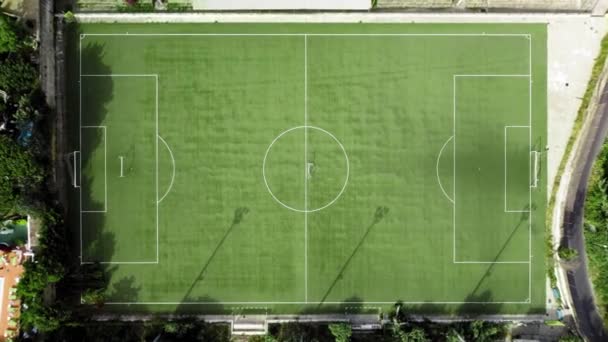 Bovenaanzicht vanuit de lucht op het voetbalveld. Sport concept, outdoor activiteit en fitness concept - Video