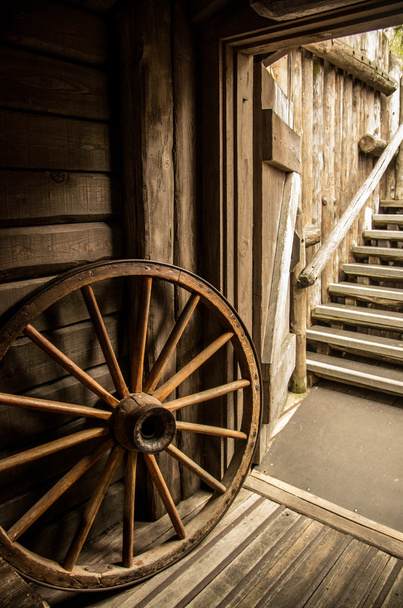 Ancienne roue de chariot
 - Photo, image