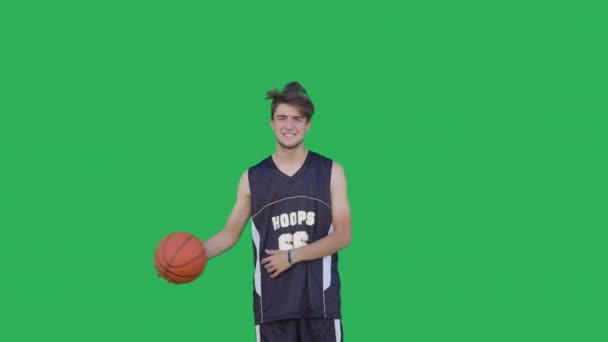 バスケットボール選手がボールでトリックを作る - 映像、動画
