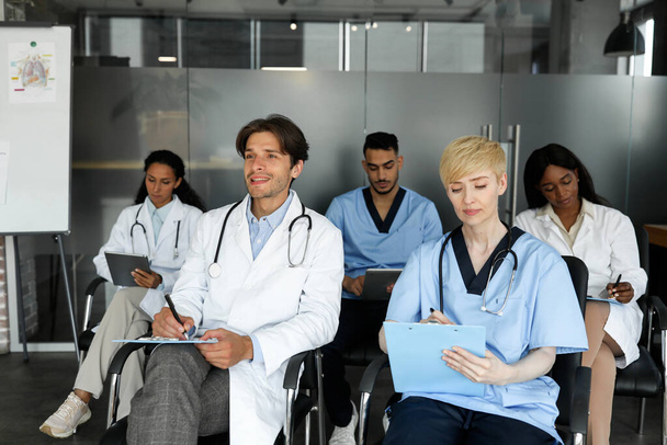 Multietnische groep artsen die medische opleiding volgen in een kliniek - Foto, afbeelding