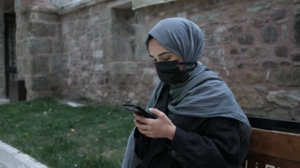 Femme musulmane masquée, femme musulmane utilisant un téléphone à clé chromé à écran vert - Séquence, vidéo