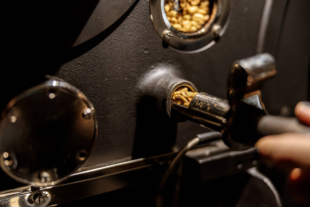 産業用コーヒー焙煎機を用いた男性労働者 - 写真・画像