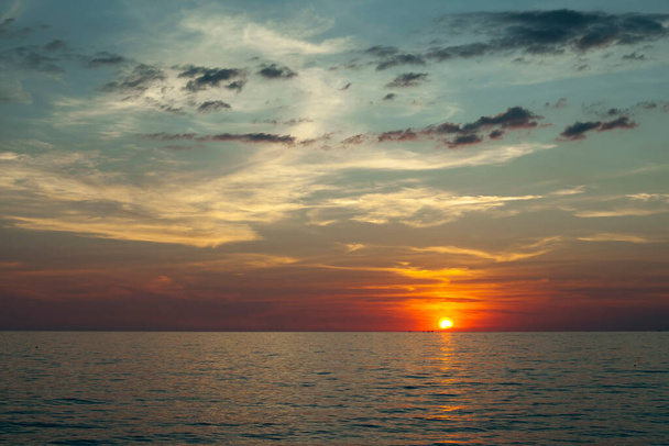 Näkymä hämmästyttävä auringonlasku ja meren rannalla Thaimaanlahdella. - Valokuva, kuva
