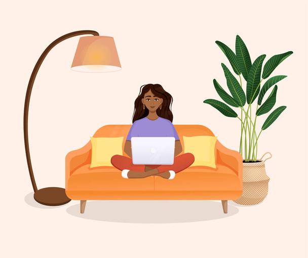 Μια γυναίκα κάθεται στον καναπέ σε ένα δωμάτιο με έναν φορητό υπολογιστή. Επίπεδη διανυσματική απεικόνιση του ελεύθερου επαγγελματία, εργασία στο σπίτι, εργασία, γραφείο, εκπαίδευση. Απομακρυσμένη εργασία και επικοινωνία στα κοινωνικά δίκτυα - Διάνυσμα, εικόνα