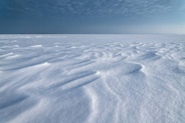 Havas horizont. Nagy tó hó borítja. Fehér téli hópelyhek háttér - Fotó, kép