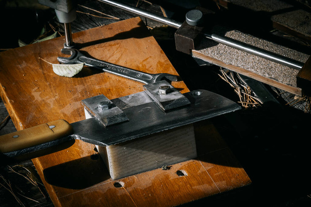 Vintage kitchen knife sharpening machine made with your own hands - Foto, Imagen