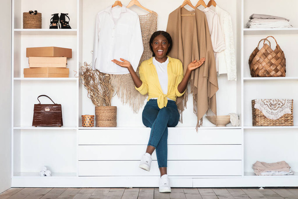 Emocionado afroamericano dama posando en armario entre ropa interior - Foto, Imagen