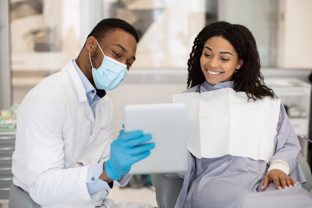 Zubní lékař Diskuse Léčba s pacientkou, Ukázat výsledek na digitální tablety - Fotografie, Obrázek