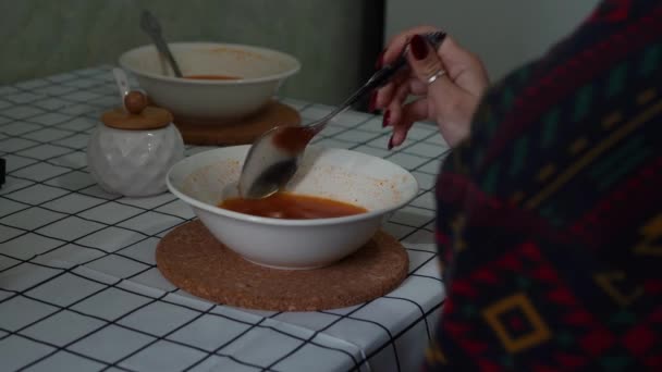 chica come borscht mientras está sentado en la mesa en la cocina - Metraje, vídeo