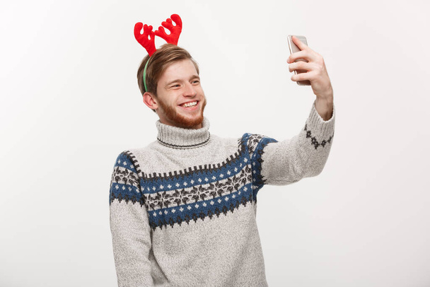 dovolená a životní styl koncept - Mladý hezký vousáč muž s selfie nebo mluvení facetime s přítelem. - Fotografie, Obrázek
