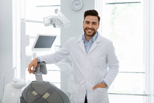 Schöne kaukasische Mann Arzt posiert bei neuesten Zahnklinik - Foto, Bild