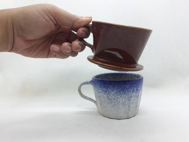 çay ve kahve içmek ve damlayan kahve yapmak için damlayan aparatlar için renkli fincanlar. - Fotoğraf, Görsel