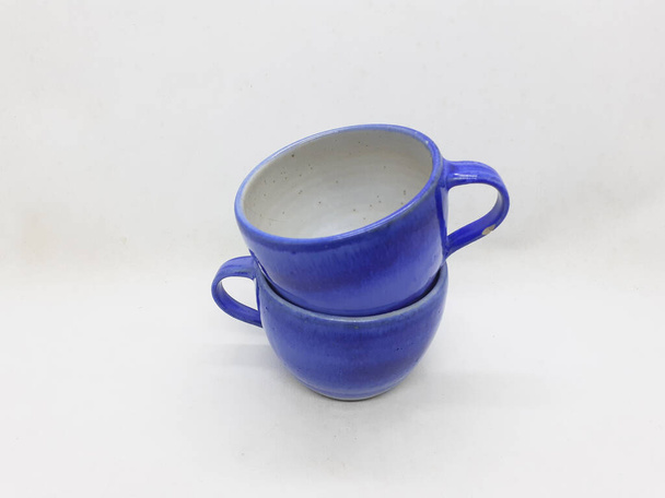 una serie de tazas de colores para beber té y café y aparato de goteo para hacer un café goteando - Foto, Imagen