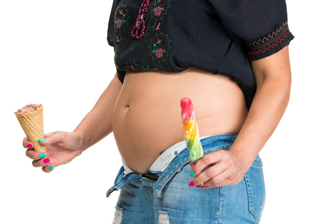 Mulher com excesso de peso com sorvetes
 - Foto, Imagem