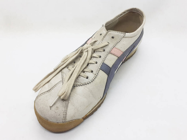 une série de chaussures et de sandales à usages multiples dans un fond d'isolement blanc - Photo, image