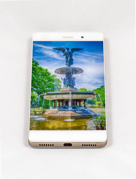 Moderní smartphone s obrázkem fontány Bethesda v New Yorku, USA. Koncept pro cestování smartphone fotografie. Všechny obrázky v této skladbě jsem vytvořila já a samostatně jsou dostupné na mém portfoliu - Fotografie, Obrázek