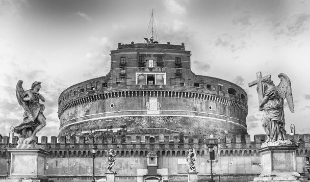 Vista sobre Castel Sant 'Angelo en Roma, Italia. Aka Mausoleo de Adriano, el edificio fue utilizado en la Edad Media como una fortaleza y un castillo por los papas
 - Foto, Imagen