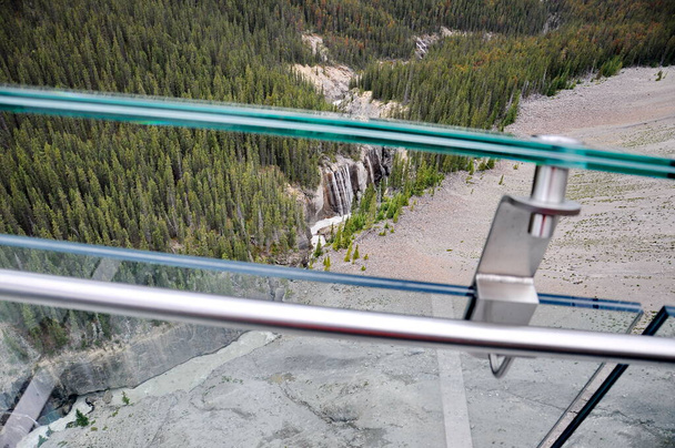 Näkymä Skywalkista Jasperin kansallispuistossa kesällä, näkymät ympäröiville vuorille ja joelle. - Valokuva, kuva