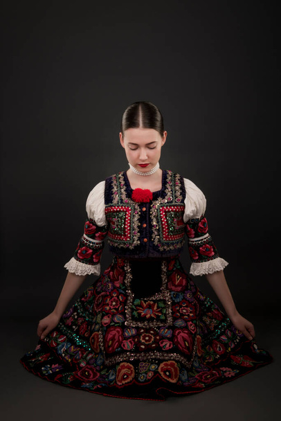 Молода красива словачка в традиційному одязі. Словацький фольклор - Фото, зображення