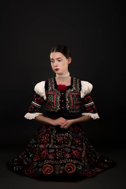 Geleneksel elbiseli, güzel, Slovak kadın. Slovakça folklor - Fotoğraf, Görsel
