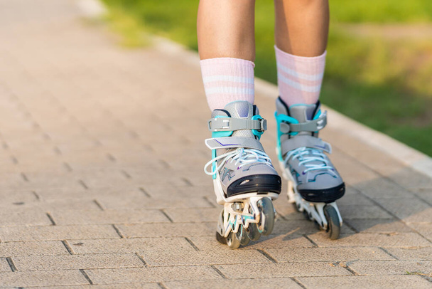 Személyek által használt belső korcsolyák a sétálóutcán - Fotó, kép