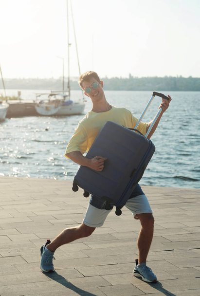 людина з валізою на пляжі
 - Фото, зображення