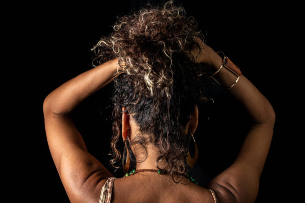 Retrato de modelo afro-brasileiro em estúdio com fundo preto. Conceito de consciência, maturidade e feminilidade. Salvador Bahia Brasil. - Foto, Imagem