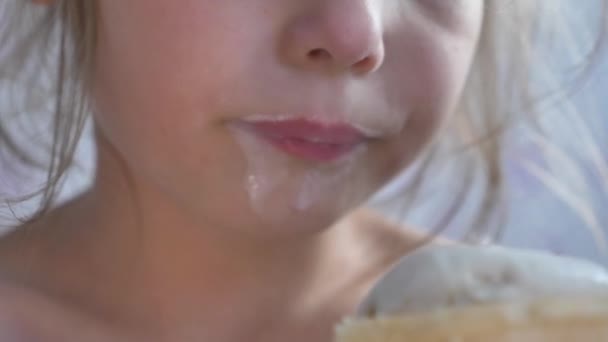 Μικρό κορίτσι τρώει παγωτό σε ποτήρι βάφλα και δαγκώνει - Πλάνα, βίντεο