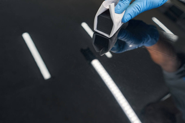 Man car detailing studio worker applying ceramic coating on car - Foto, Bild