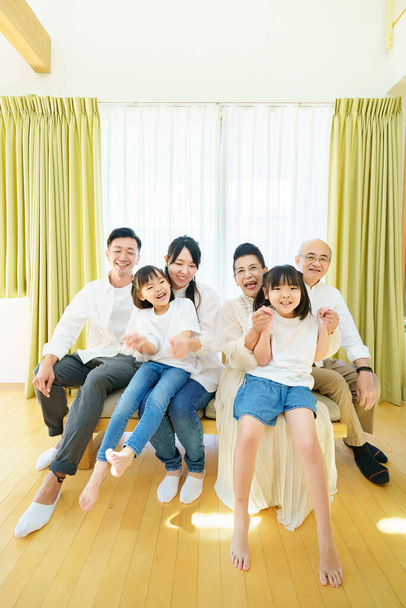 Групове фото сім'ї 3 покоління в кімнаті
 - Фото, зображення