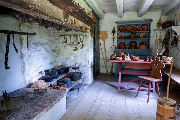 Una cocina histórica en una antigua cabaña de madera. - Foto, Imagen