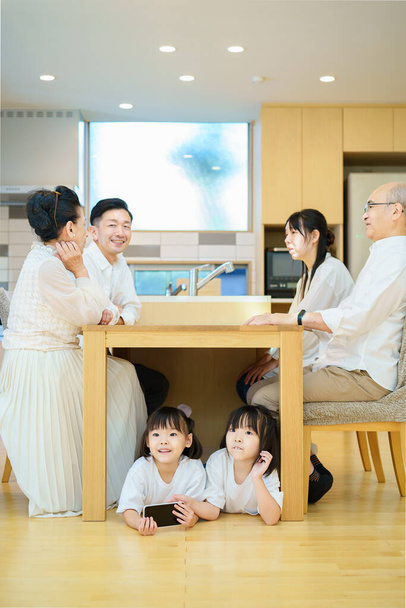 3 generációs családi összejövetel az asztalnál a szobában - Fotó, kép