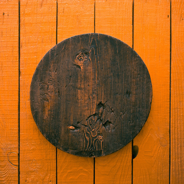grunge vuoto, piatto di legno su vecchio tavolo, sfondo arancione - Foto, immagini