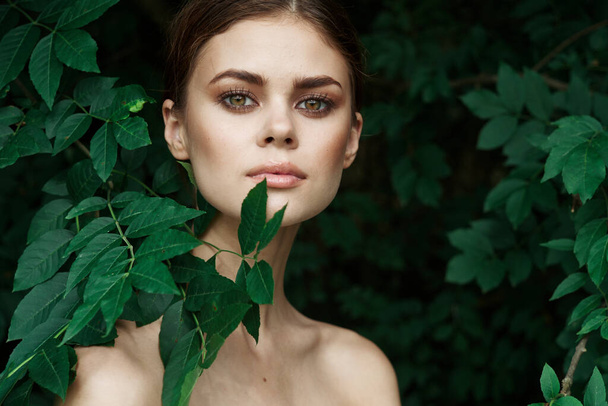 uśmiechnięta kobieta Kosmetologia natura zielony liście glamour Styl życia - Zdjęcie, obraz