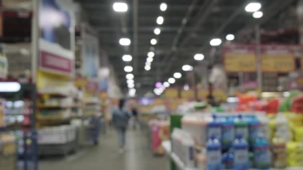 Supermercato con le persone e alcune merci, sfondo sfocato con bokeh - Filmati, video