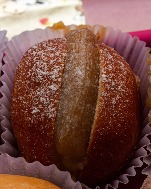 Close-up foto van een echte veganistische donut - Foto, afbeelding