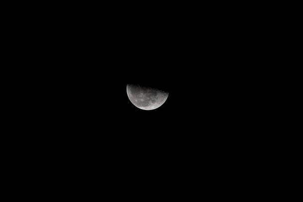 Фазы Луны. Луна меняет свою форму каждую ночь, и это занимает 29,5 дней от новолуния до полнолуния и возвращения новолуния. - Фото, изображение