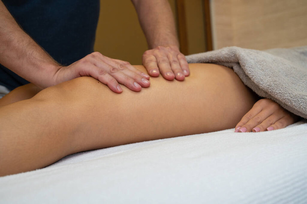 Woman getting legs massage in spa salon - Foto, Bild