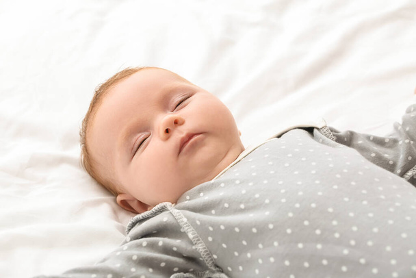 Děťátko spát na posteli - Fotografie, Obrázek