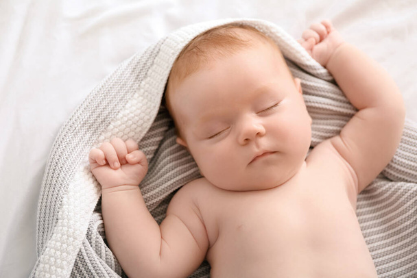 Kis baba alszik az ágyban - Fotó, kép