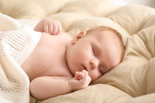 Pikku vauva nukkuu sängyssä
 - Valokuva, kuva