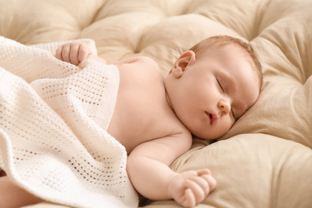 Kis baba alszik az ágyban - Fotó, kép