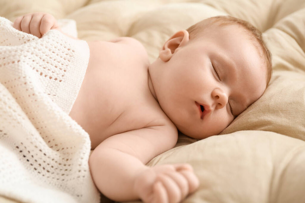 Little baby sleeping on bed - Valokuva, kuva