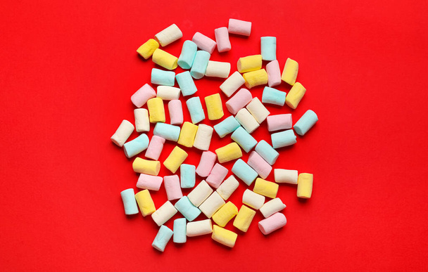 Tasty colorful marshmallows on color background - Foto, afbeelding