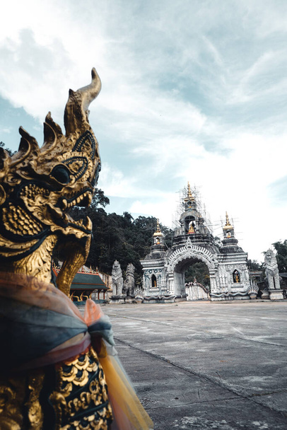 Matkustaa Golden Temple Chiang Mai, Thaimaa - Valokuva, kuva
