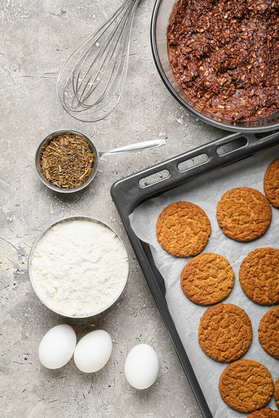 Випічка страви зі смачним печивом та інгредієнтами на гранжевому фоні
 - Фото, зображення