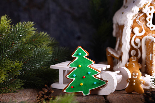 Kerstmis peperkoek en huis voor lekkernijen en vakantie decor - Foto, afbeelding