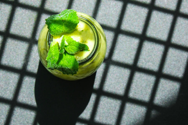 Εποχιακή Matcha green vegan smoothie με chia σπόρους και ποτό μέντας detox Breakfast. Καθαρή διατροφή, απώλεια βάρους, υγιεινή διατροφή έννοια τροφίμων Φρούτα λαχανικών ποτό φυσικής κατάστασης. Μοντέρνο σκιές - Φωτογραφία, εικόνα