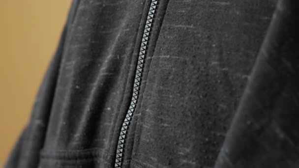 Gros plan d'un homme zippant son sweat à capuche ou sa veste - Séquence, vidéo
