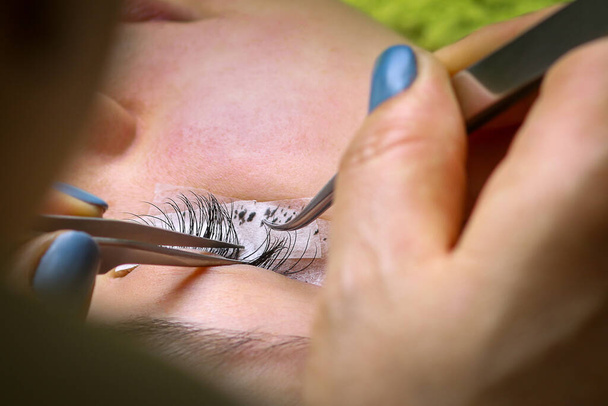 Διαδικασία επέκτασης βλεφαρίδων, γυναίκα μάτι με μακριές βλεφαρίδες - Φωτογραφία, εικόνα